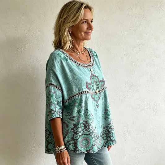 Stil Boho-Chic Parizian: Imprimeu digital vibrant și detalii rafinate din dantelă perforată pentru un look tineresc și plin de prospețime!